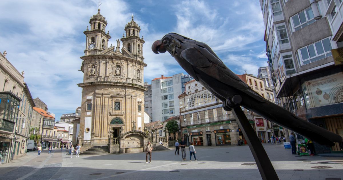 Imagen de la iglesia de la Peregrina con el loro Ravachol